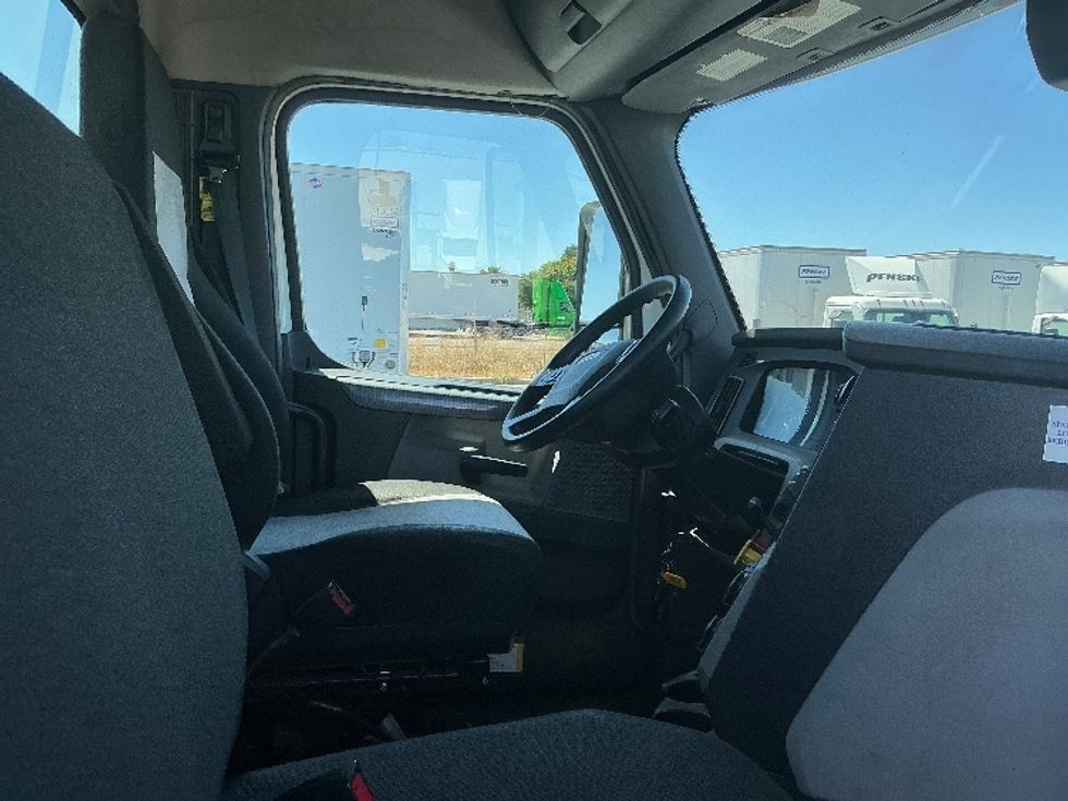 Day Cab Tractor-Heavy Duty Tractors-Freightliner-2020-T12664ST-Stockton-CA-300,647\n\t\tmiles-$ 51,000 - Image 14