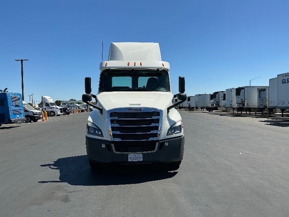 Day Cab Tractor-Heavy Duty Tractors-Freightliner-2020-T12664ST-Stockton-CA-300,647\n\t\tmiles-$ 51,000 - Image 2