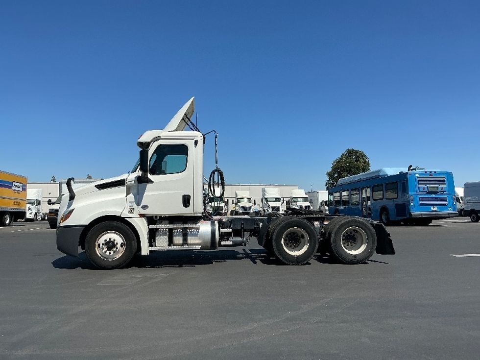 Day Cab Tractor-Heavy Duty Tractors-Freightliner-2020-T12664ST-Stockton-CA-300,647\n\t\tmiles-$ 51,000 - Image 4