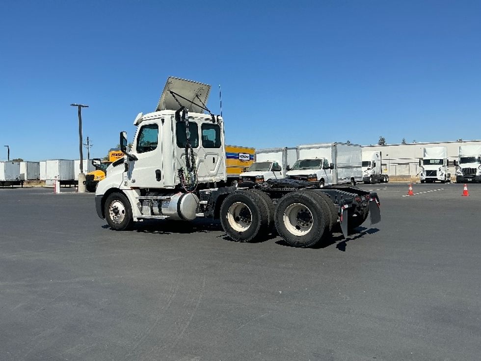 Day Cab Tractor-Heavy Duty Tractors-Freightliner-2020-T12664ST-Stockton-CA-300,647\n\t\tmiles-$ 51,000 - Image 5