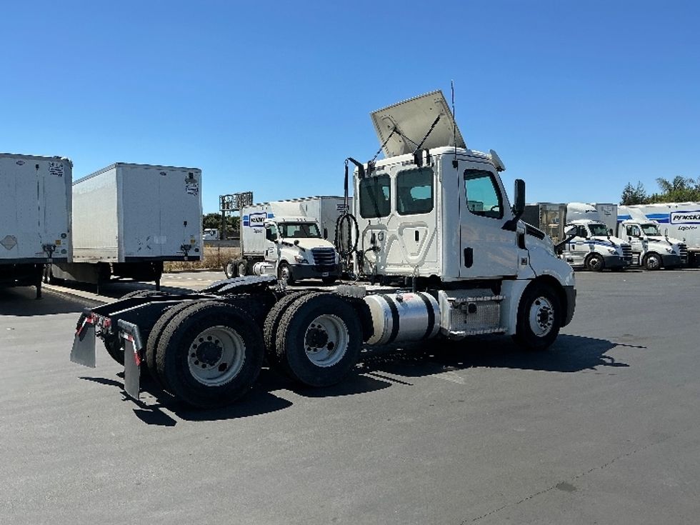 Day Cab Tractor-Heavy Duty Tractors-Freightliner-2020-T12664ST-Stockton-CA-300,647\n\t\tmiles-$ 51,000 - Image 7
