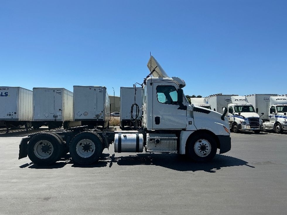 Day Cab Tractor-Heavy Duty Tractors-Freightliner-2020-T12664ST-Stockton-CA-300,647\n\t\tmiles-$ 51,000 - Image 8
