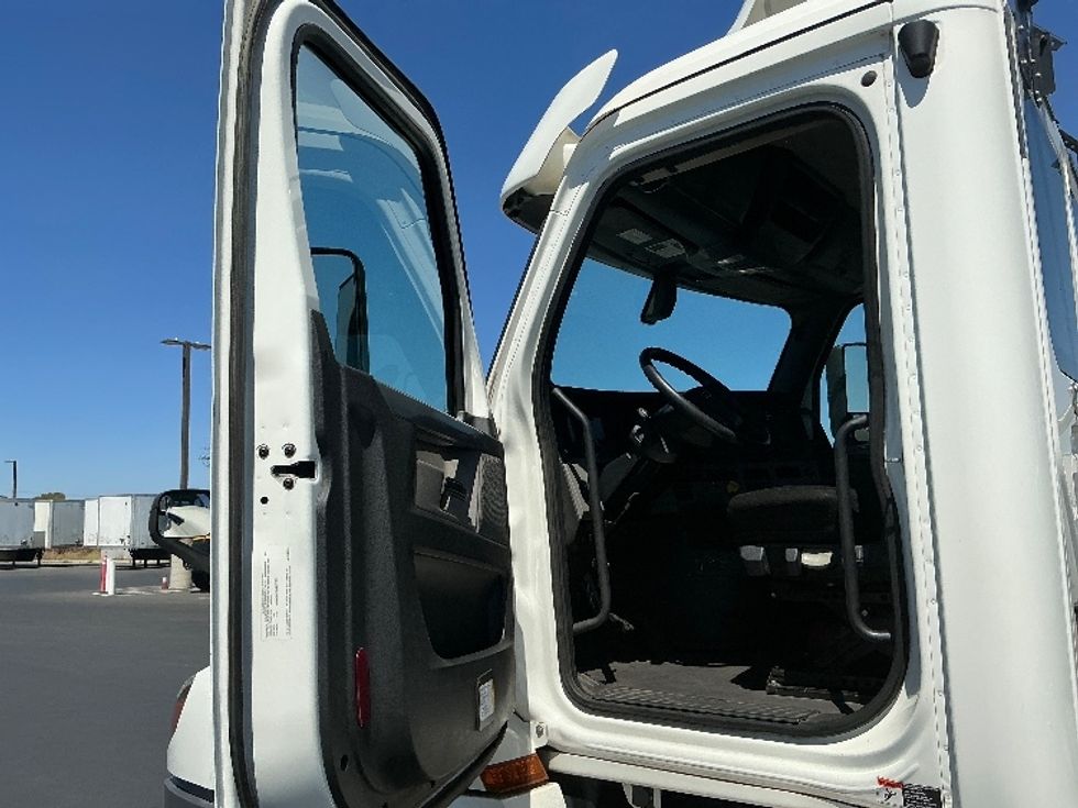 Day Cab Tractor-Heavy Duty Tractors-Freightliner-2020-T12664ST-Stockton-CA-300,647\n\t\tmiles-$ 51,000 - Image 9