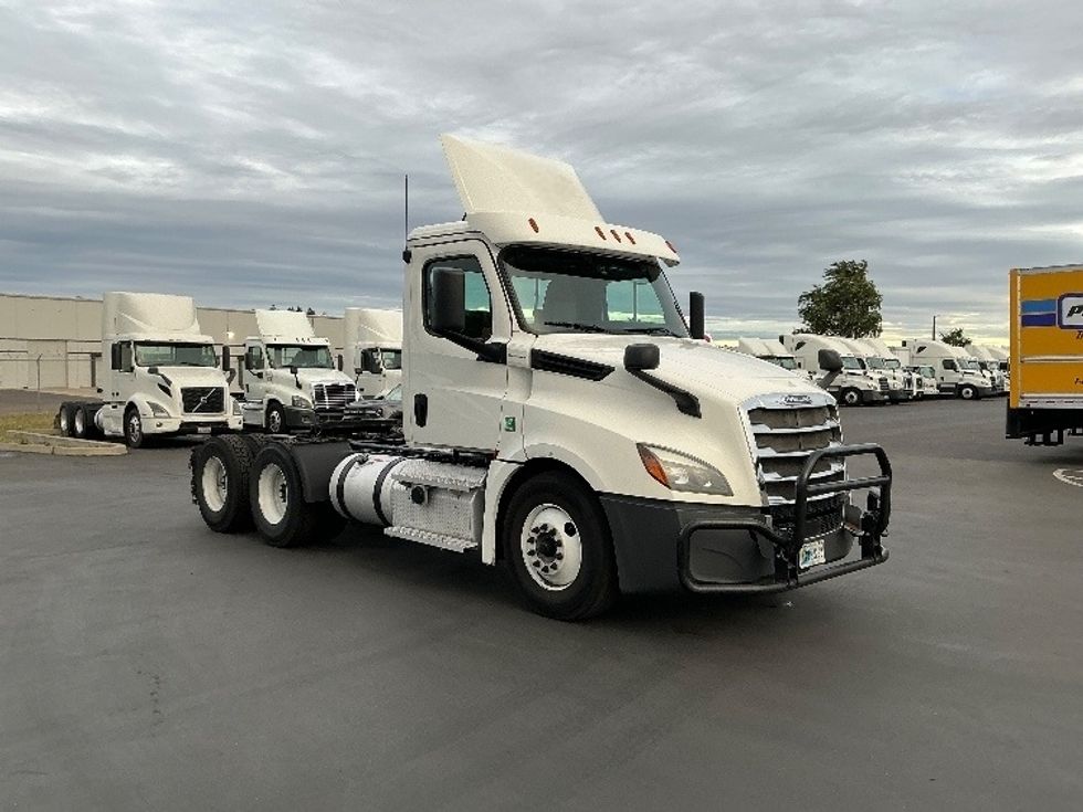 Day Cab Tractor-Heavy Duty Tractors-Freightliner-2020-T12664ST-Stockton-CA-453,766\n\t\tmiles-$ 49,000 - Image 1