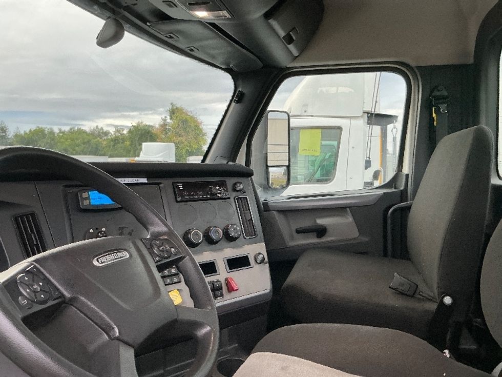 Day Cab Tractor-Heavy Duty Tractors-Freightliner-2020-T12664ST-Stockton-CA-453,766\n\t\tmiles-$ 49,000 - Image 10