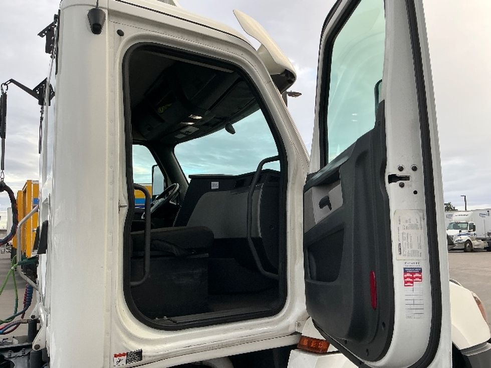 Day Cab Tractor-Heavy Duty Tractors-Freightliner-2020-T12664ST-Stockton-CA-453,766\n\t\tmiles-$ 49,000 - Image 12