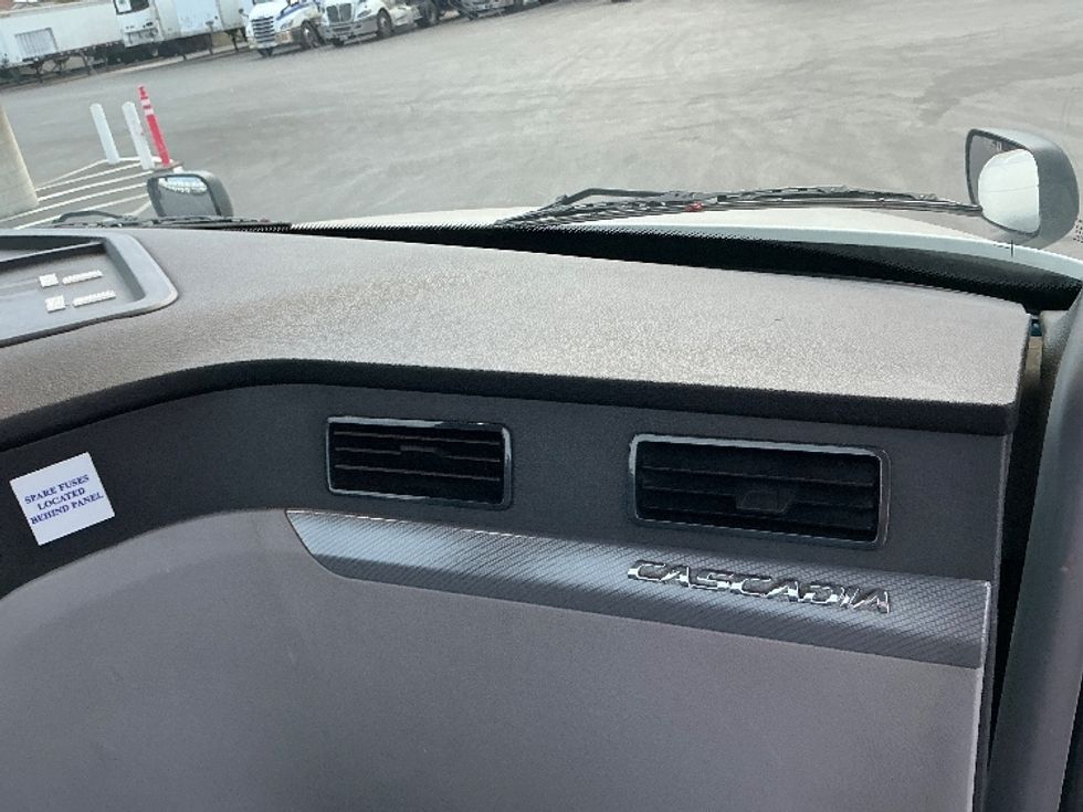 Day Cab Tractor-Heavy Duty Tractors-Freightliner-2020-T12664ST-Stockton-CA-453,766\n\t\tmiles-$ 49,000 - Image 13