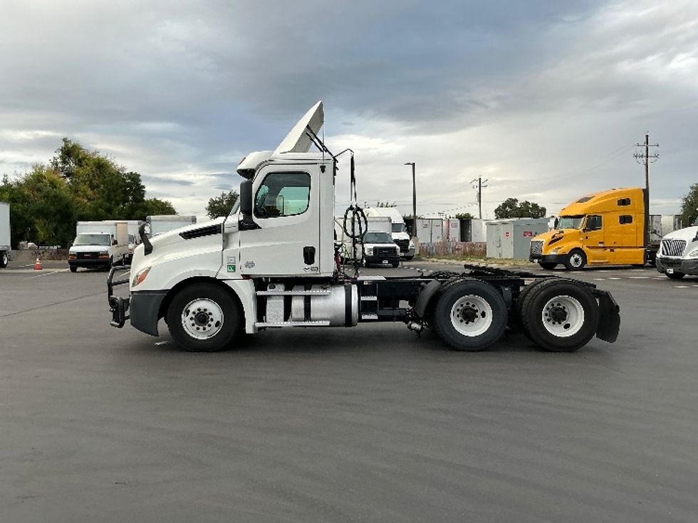 Day Cab Tractor-Heavy Duty Tractors-Freightliner-2020-T12664ST-Stockton-CA-453,766\n\t\tmiles-$ 49,000 - Image 4