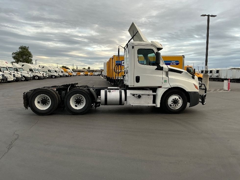 Day Cab Tractor-Heavy Duty Tractors-Freightliner-2020-T12664ST-Stockton-CA-453,766\n\t\tmiles-$ 49,000 - Image 8