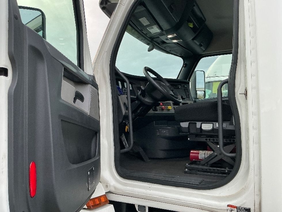 Day Cab Tractor-Heavy Duty Tractors-Freightliner-2020-T12664ST-Stockton-CA-453,766\n\t\tmiles-$ 49,000 - Image 9