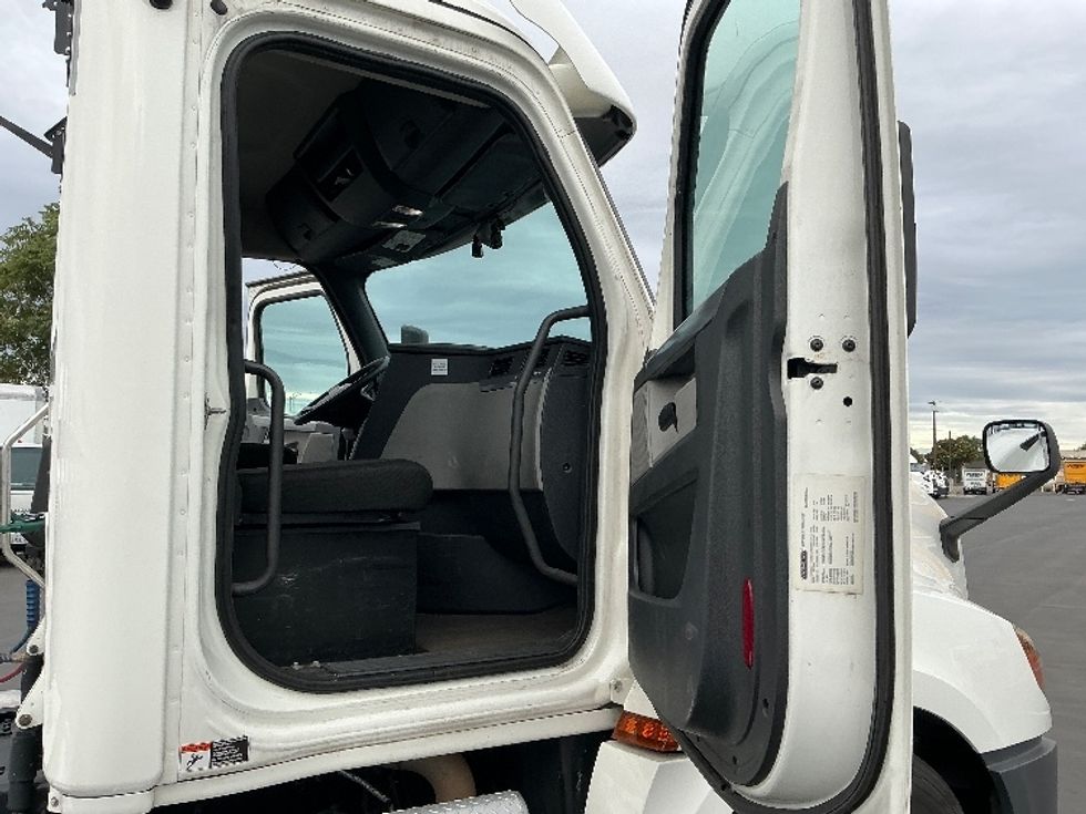 Day Cab Tractor-Heavy Duty Tractors-Freightliner-2020-T12664ST-Stockton-CA-455,351\n\t\tmiles-$ 49,000 - Image 12