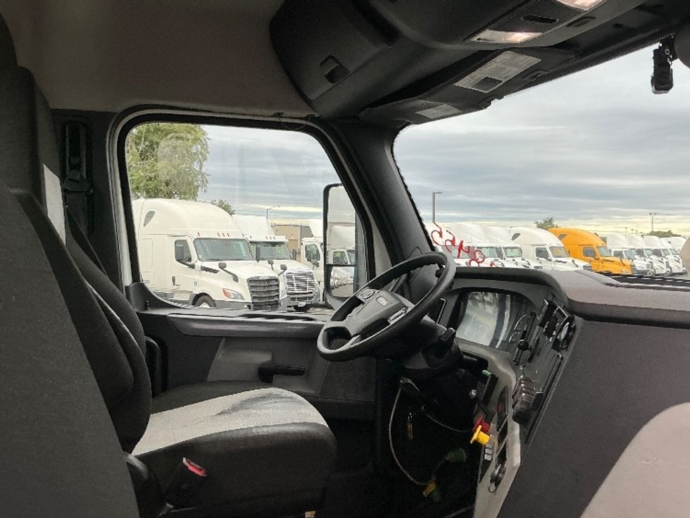 Day Cab Tractor-Heavy Duty Tractors-Freightliner-2020-T12664ST-Stockton-CA-455,351\n\t\tmiles-$ 49,000 - Image 14
