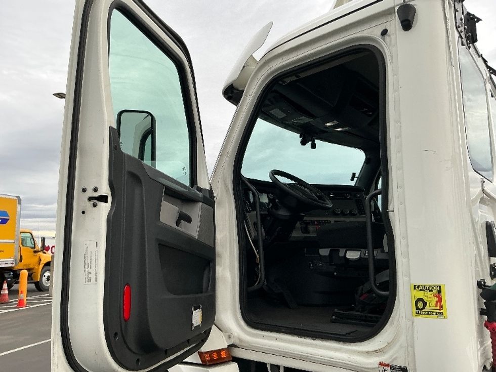 Day Cab Tractor-Heavy Duty Tractors-Freightliner-2020-T12664ST-Stockton-CA-455,351\n\t\tmiles-$ 49,000 - Image 9