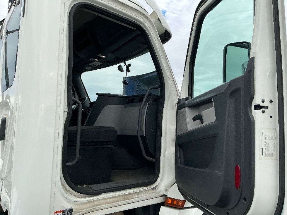 Day Cab Tractor-Heavy Duty Tractors-Freightliner-2020-T12664ST-Stockton-CA-501,195\n\t\tmiles-$ 46,000 - Image 12