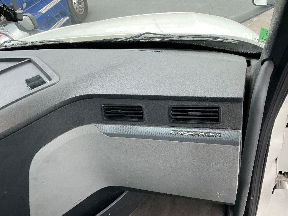 Day Cab Tractor-Heavy Duty Tractors-Freightliner-2020-T12664ST-Stockton-CA-501,195\n\t\tmiles-$ 46,000 - Image 13