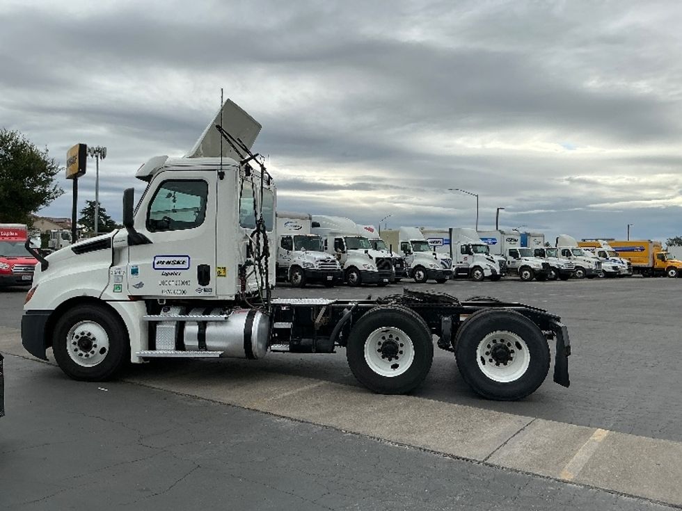 Day Cab Tractor-Heavy Duty Tractors-Freightliner-2020-T12664ST-Stockton-CA-501,195\n\t\tmiles-$ 46,000 - Image 4