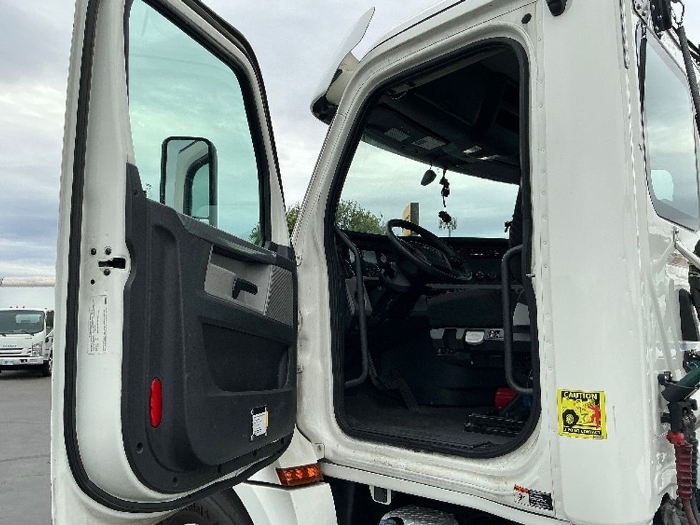 Day Cab Tractor-Heavy Duty Tractors-Freightliner-2020-T12664ST-Stockton-CA-501,195\n\t\tmiles-$ 46,000 - Image 9