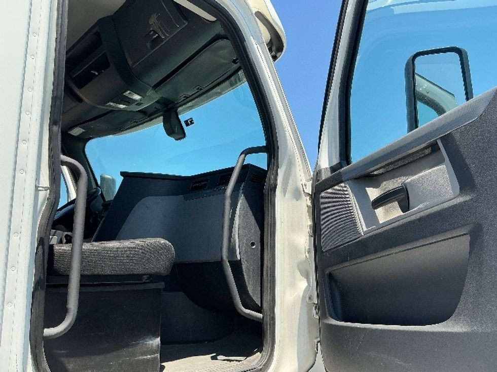 Day Cab Tractor-Heavy Duty Tractors-Freightliner-2020-T12664ST-Stockton-CA-502,857\n\t\tmiles-$ 45,000 - Image 12