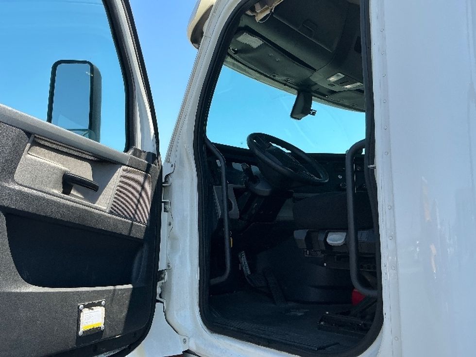 Day Cab Tractor-Heavy Duty Tractors-Freightliner-2020-T12664ST-Stockton-CA-502,857\n\t\tmiles-$ 45,000 - Image 9