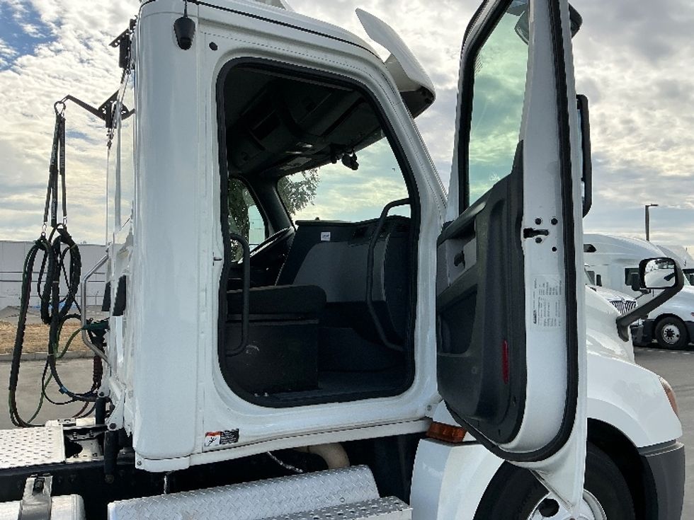 Day Cab Tractor-Heavy Duty Tractors-Freightliner-2020-T12664ST-Stockton-CA-542,973\n\t\tmiles-$ 41,500 - Image 12