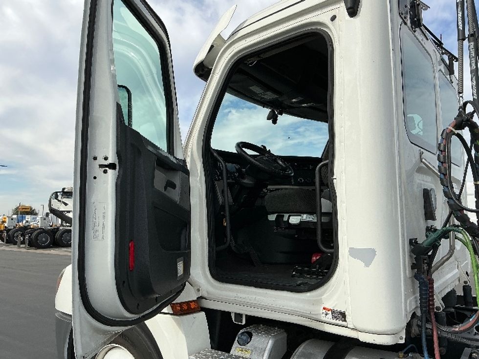 Day Cab Tractor-Heavy Duty Tractors-Freightliner-2020-T12664ST-Stockton-CA-542,973\n\t\tmiles-$ 41,500 - Image 9