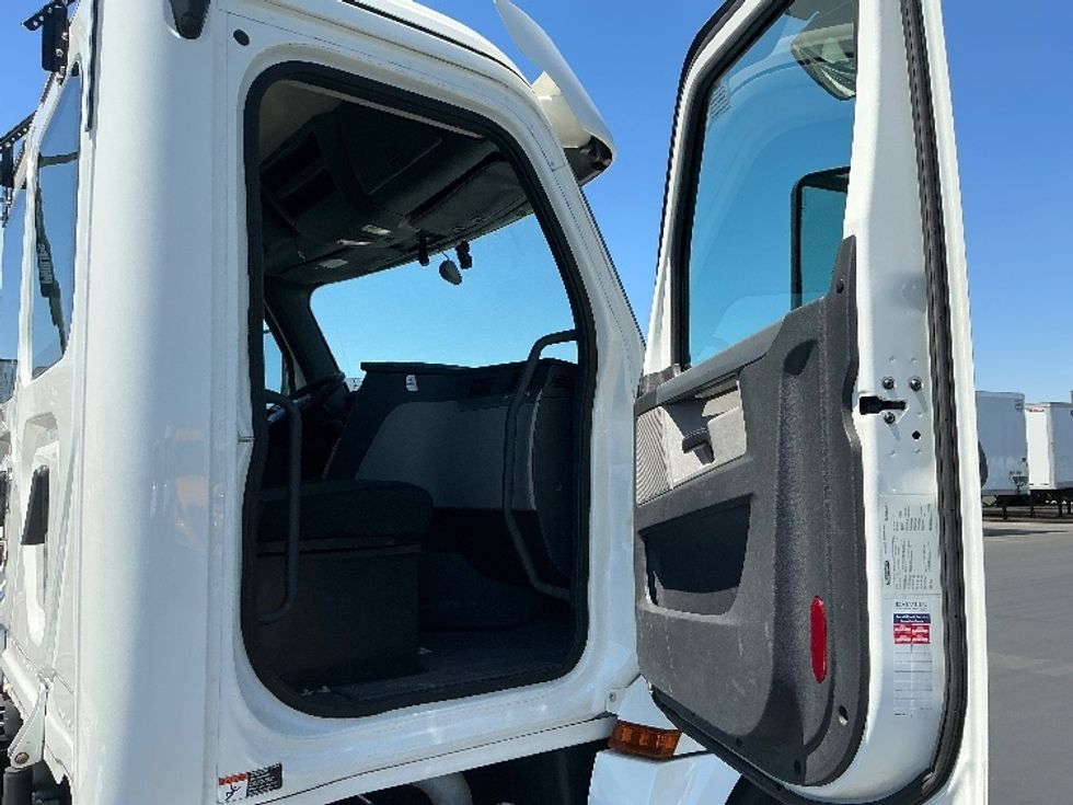 Day Cab Tractor-Heavy Duty Tractors-Freightliner-2020-T12664ST-Stockton-CA-548,277\n\t\tmiles-$ 41,000 - Image 12