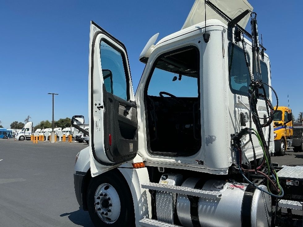 Day Cab Tractor-Heavy Duty Tractors-Freightliner-2020-T12664ST-Stockton-CA-548,277\n\t\tmiles-$ 41,000 - Image 9