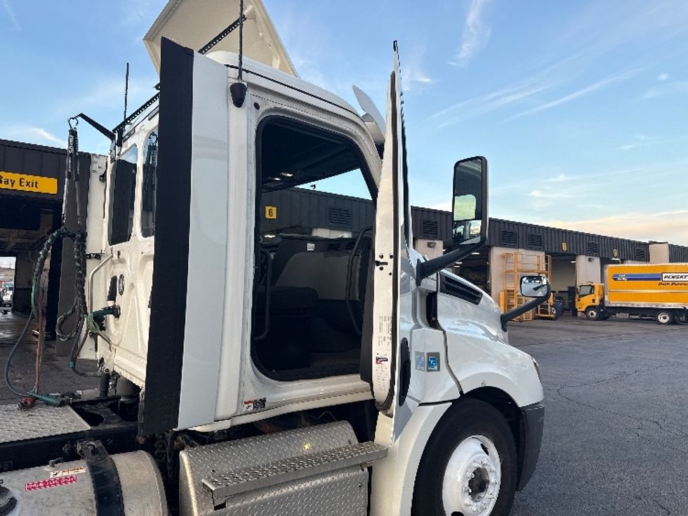 Day Cab Tractor-Heavy Duty Tractors-Freightliner-2020-T12664ST-Sturtevant-WI-158,790\n\t\tmiles-$ 63,250 - Image 12