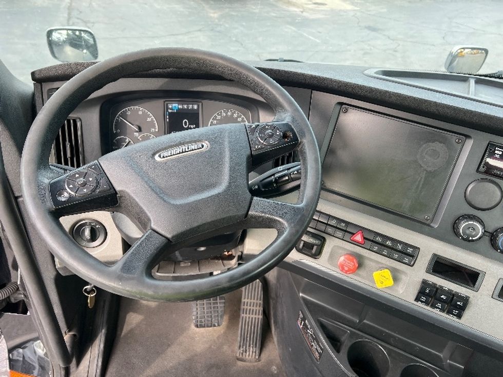Day Cab Tractor-Heavy Duty Tractors-Freightliner-2020-T12664ST-Sturtevant-WI-174,230\n\t\tmiles-$ 62,250 - Image 11