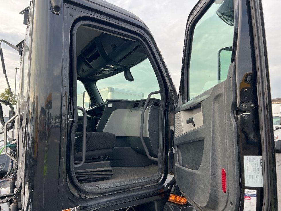 Day Cab Tractor-Heavy Duty Tractors-Freightliner-2020-T12664ST-Sturtevant-WI-174,230\n\t\tmiles-$ 62,250 - Image 12