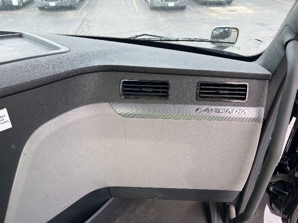 Day Cab Tractor-Heavy Duty Tractors-Freightliner-2020-T12664ST-Sturtevant-WI-174,230\n\t\tmiles-$ 62,250 - Image 13