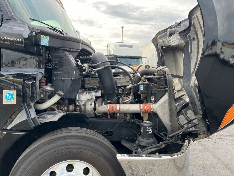 Day Cab Tractor-Heavy Duty Tractors-Freightliner-2020-T12664ST-Sturtevant-WI-174,230\n\t\tmiles-$ 62,250 - Image 15