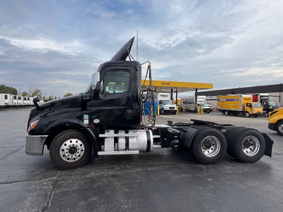 Day Cab Tractor-Heavy Duty Tractors-Freightliner-2020-T12664ST-Sturtevant-WI-174,230\n\t\tmiles-$ 62,250 - Image 4