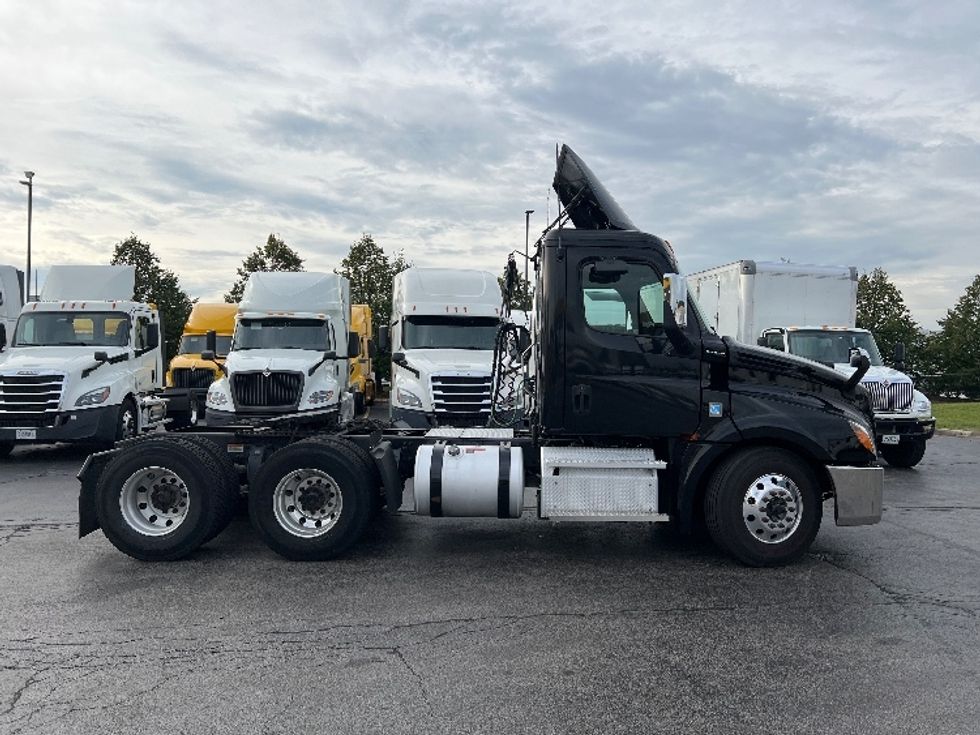 Day Cab Tractor-Heavy Duty Tractors-Freightliner-2020-T12664ST-Sturtevant-WI-174,230\n\t\tmiles-$ 62,250 - Image 8