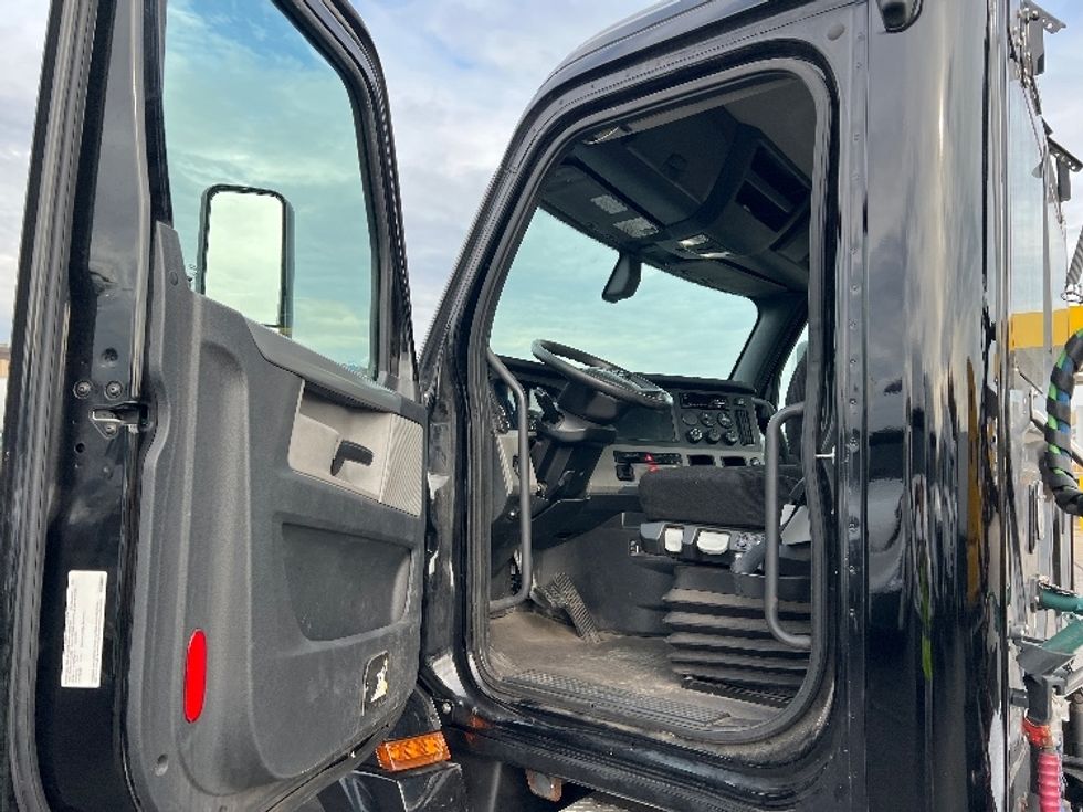 Day Cab Tractor-Heavy Duty Tractors-Freightliner-2020-T12664ST-Sturtevant-WI-174,230\n\t\tmiles-$ 62,250 - Image 9