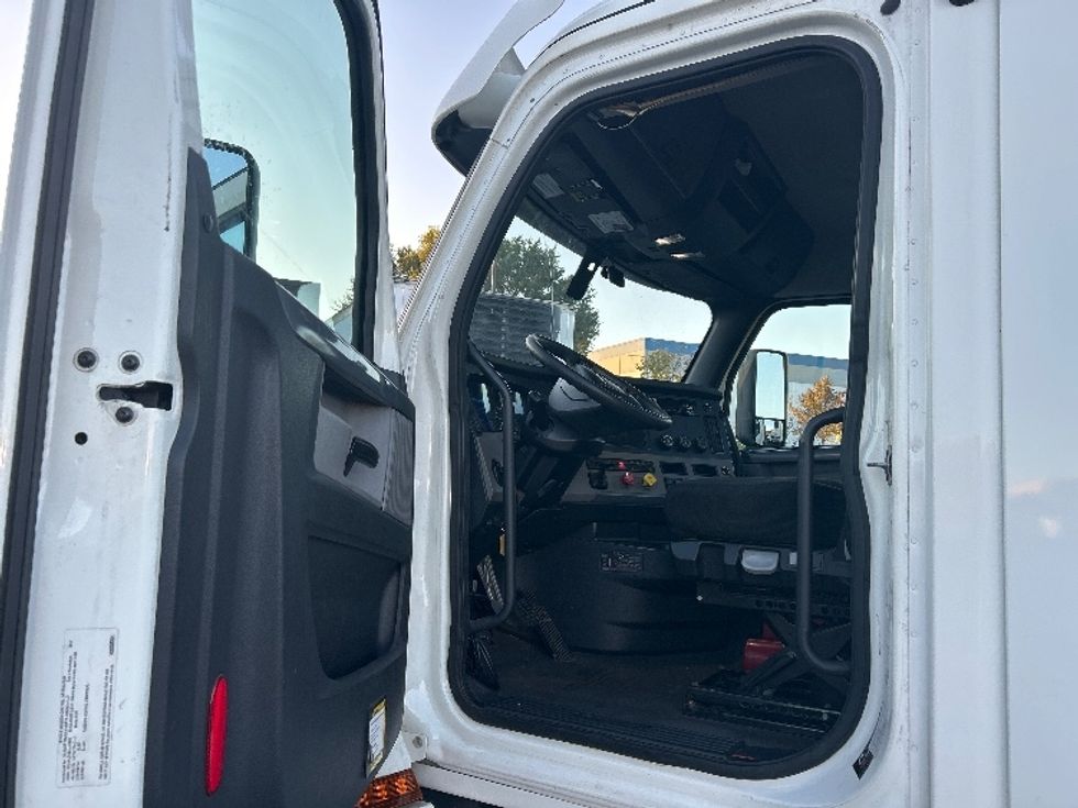 Day Cab Tractor-Heavy Duty Tractors-Freightliner-2020-T12664ST-Sturtevant-WI-189,968\n\t\tmiles-$ 61,500 - Image 9