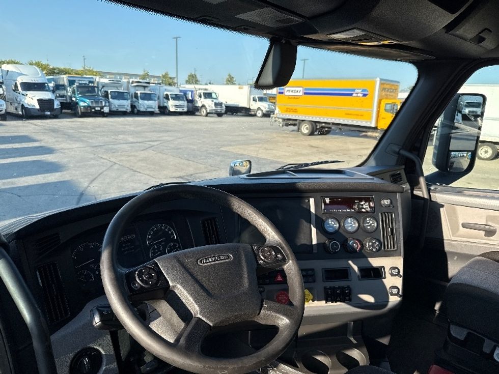 Day Cab Tractor-Heavy Duty Tractors-Freightliner-2020-T12664ST-Sturtevant-WI-197,911\n\t\tmiles-$ 64,000 - Image 10