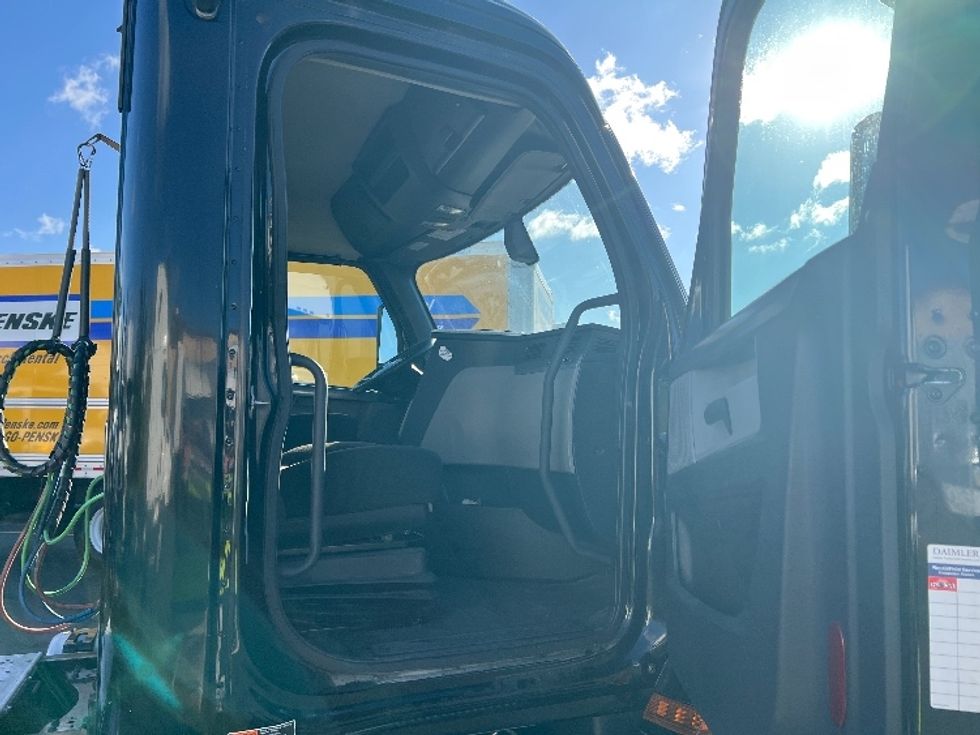 Day Cab Tractor-Heavy Duty Tractors-Freightliner-2020-T12664ST-Sturtevant-WI-197,911\n\t\tmiles-$ 64,000 - Image 12