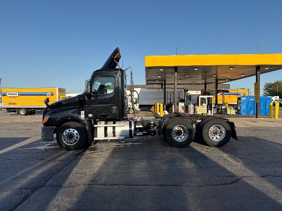 Day Cab Tractor-Heavy Duty Tractors-Freightliner-2020-T12664ST-Sturtevant-WI-197,911\n\t\tmiles-$ 64,000 - Image 4