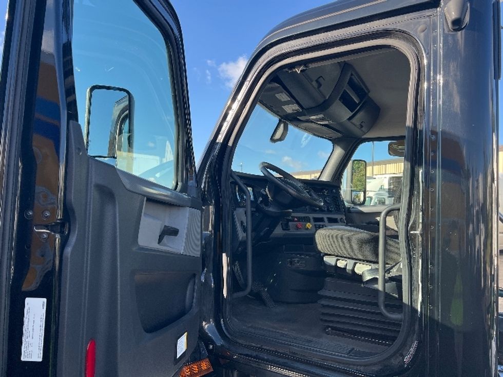 Day Cab Tractor-Heavy Duty Tractors-Freightliner-2020-T12664ST-Sturtevant-WI-197,911\n\t\tmiles-$ 64,000 - Image 9