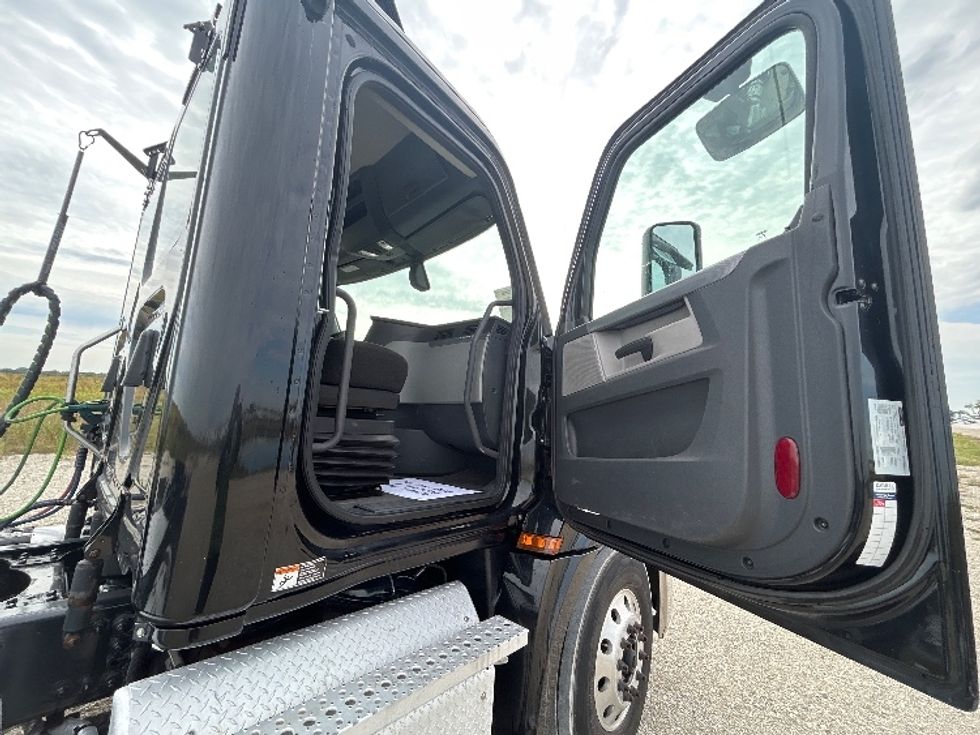 Day Cab Tractor-Heavy Duty Tractors-Freightliner-2020-T12664ST-Sturtevant-WI-206,269\n\t\tmiles-$ 63,500 - Image 12