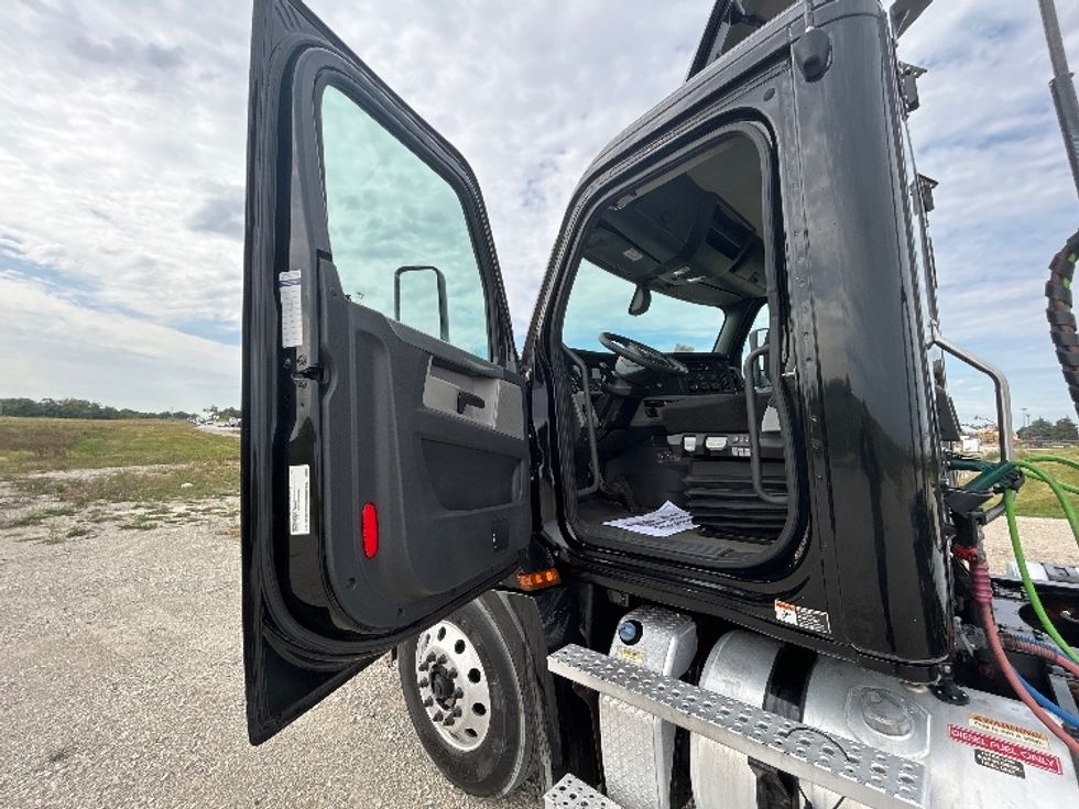 Day Cab Tractor-Heavy Duty Tractors-Freightliner-2020-T12664ST-Sturtevant-WI-206,269\n\t\tmiles-$ 63,500 - Image 9