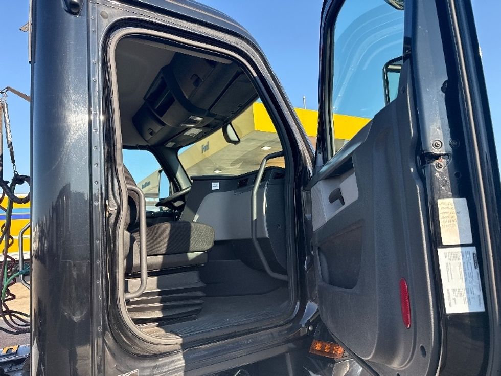 Day Cab Tractor-Heavy Duty Tractors-Freightliner-2020-T12664ST-Sturtevant-WI-249,901\n\t\tmiles-$ 60,500 - Image 12