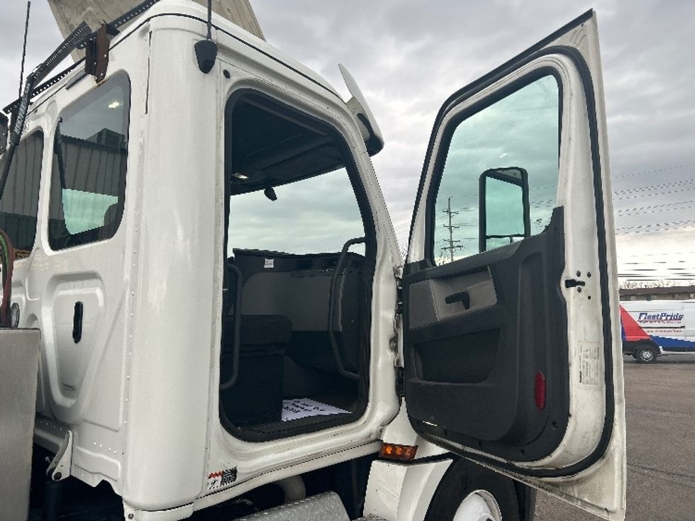 Day Cab Tractor-Heavy Duty Tractors-Freightliner-2020-T12664ST-Sturtevant-WI-272,181\n\t\tmiles-$ 57,000 - Image 12