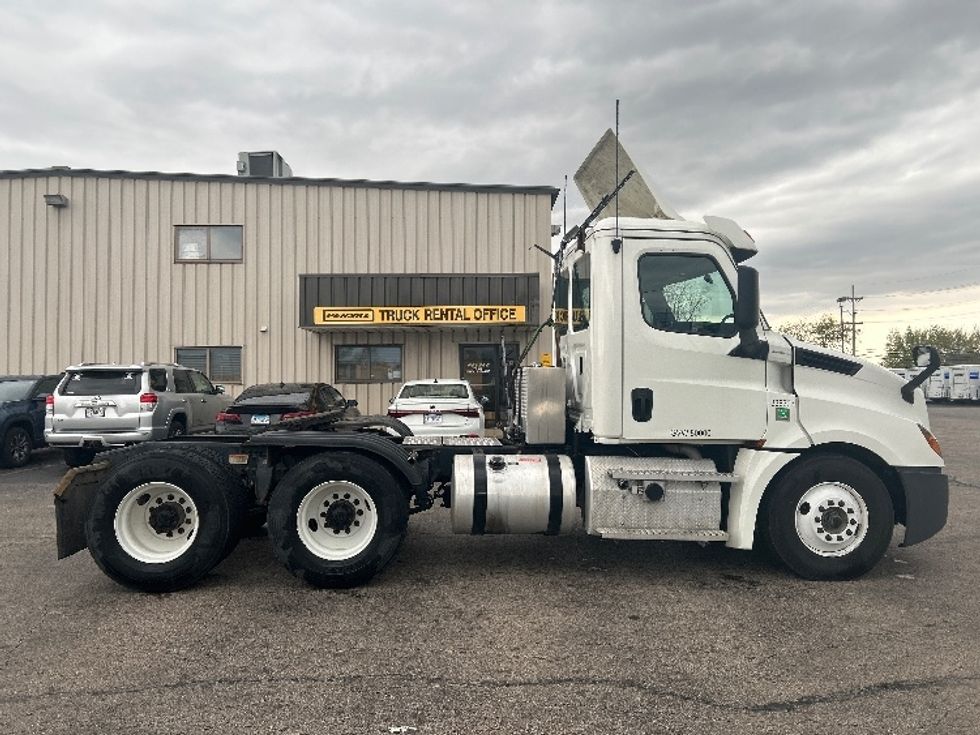 Day Cab Tractor-Heavy Duty Tractors-Freightliner-2020-T12664ST-Sturtevant-WI-272,181\n\t\tmiles-$ 57,000 - Image 8