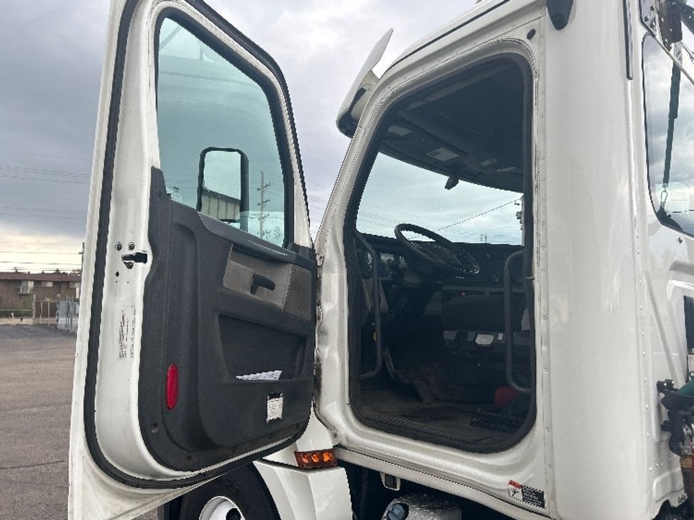 Day Cab Tractor-Heavy Duty Tractors-Freightliner-2020-T12664ST-Sturtevant-WI-272,181\n\t\tmiles-$ 57,000 - Image 9