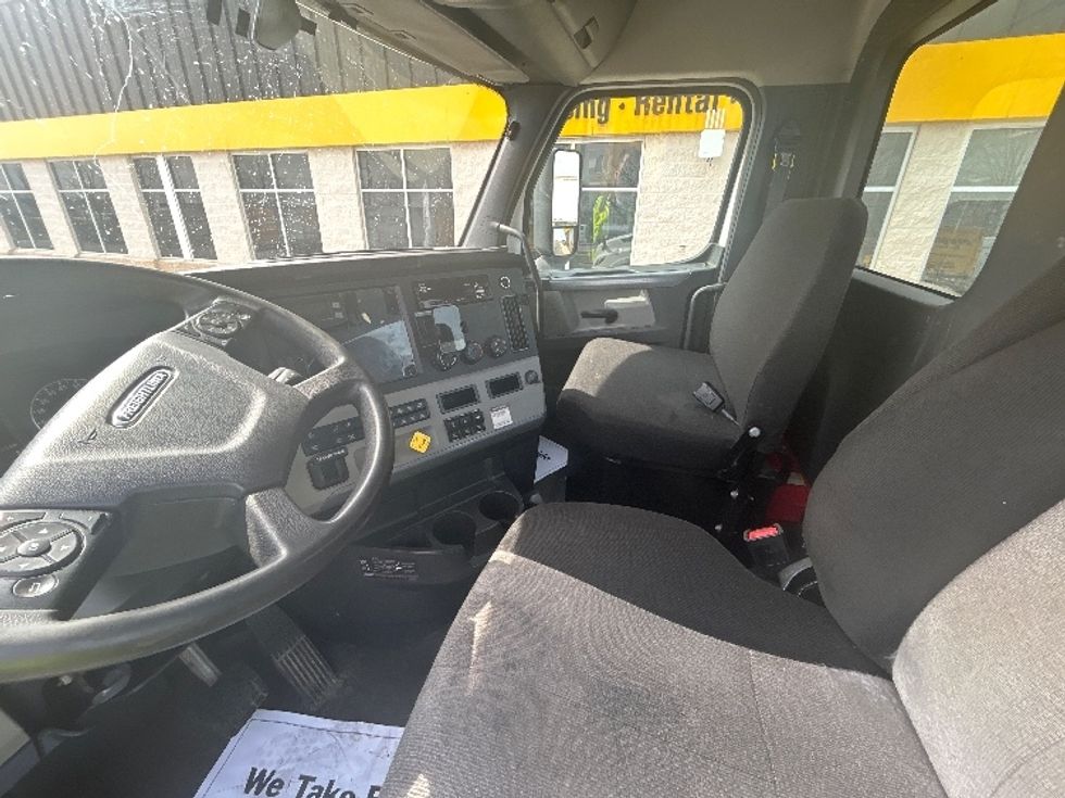 Day Cab Tractor-Heavy Duty Tractors-Freightliner-2020-T12664ST-Sturtevant-WI-311,434\n\t\tmiles-$ 53,250 - Image 10