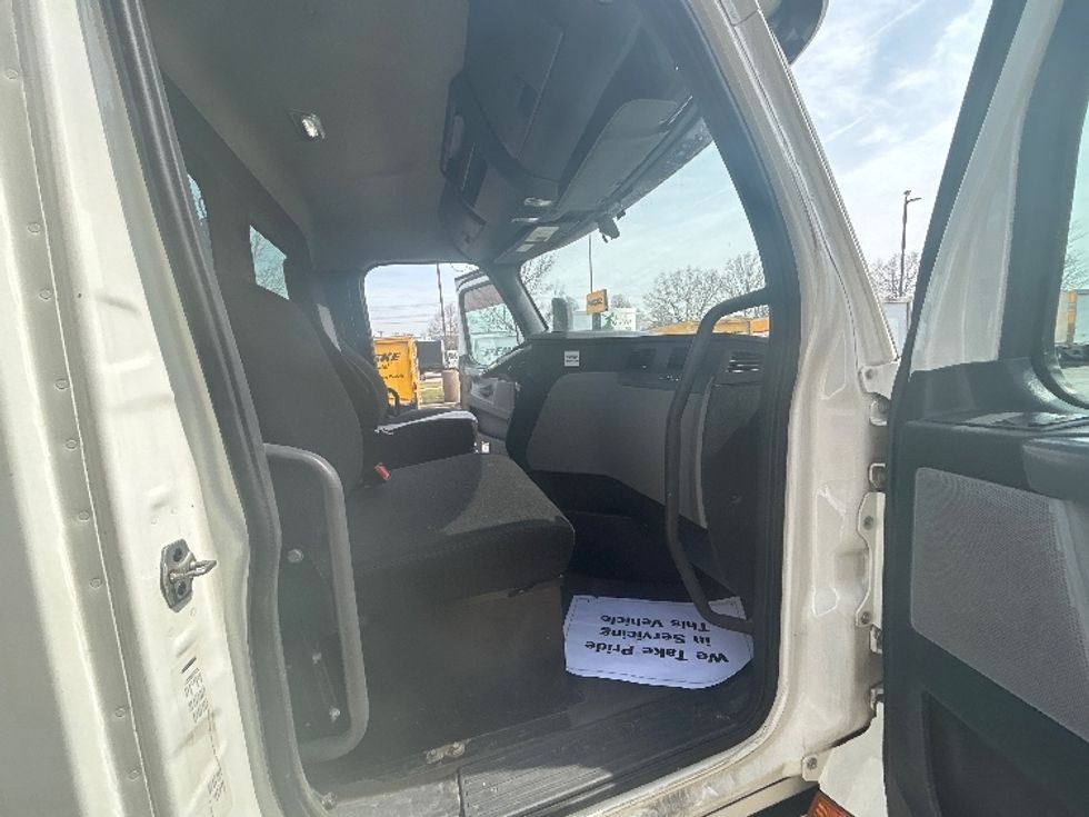 Day Cab Tractor-Heavy Duty Tractors-Freightliner-2020-T12664ST-Sturtevant-WI-311,434\n\t\tmiles-$ 53,250 - Image 12