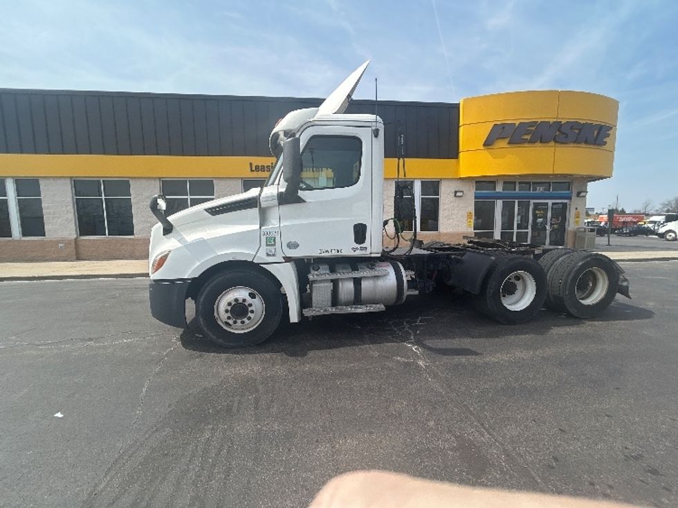 Day Cab Tractor-Heavy Duty Tractors-Freightliner-2020-T12664ST-Sturtevant-WI-311,434\n\t\tmiles-$ 53,250 - Image 4
