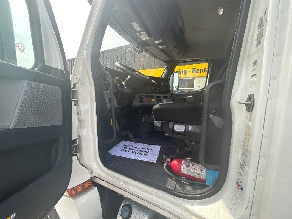 Day Cab Tractor-Heavy Duty Tractors-Freightliner-2020-T12664ST-Sturtevant-WI-311,434\n\t\tmiles-$ 53,250 - Image 9